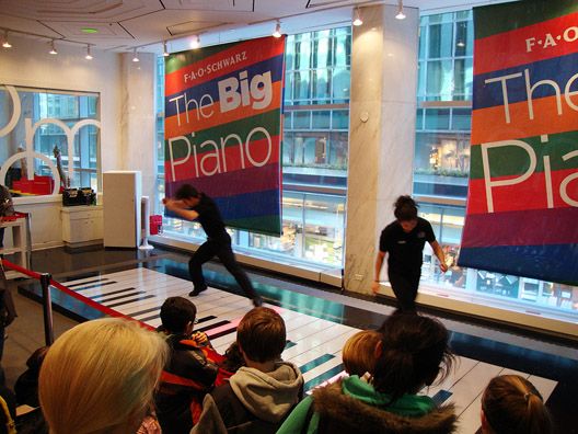 2011_03_fao-schwartz-piano1